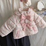 vêtement enfant avec motifs floraux