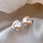 accessoire mode boucle d'oreille fleur blanche