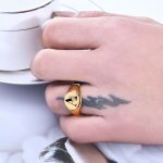 bague acier personnalisée avec une lettre