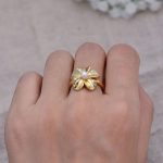 bague argentée fleur et perle dorée
