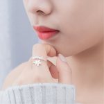 bague argentée motif fleur