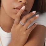 bague argentée motif fleur rose