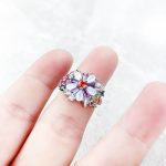 bague en argent ornée d'une fleur en pierre