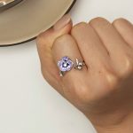 bague intemporelle fleur violette en argent