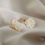 boucle d'oreille chic fleur blanche