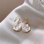 boucle d'oreille design fleur blanche