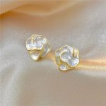 boucle d'oreille élégante fleur blanche