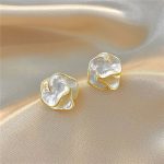 boucle d'oreille florale blanche