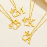collier délicat fleur lettre