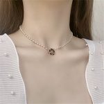 collier en fleurs cartoon