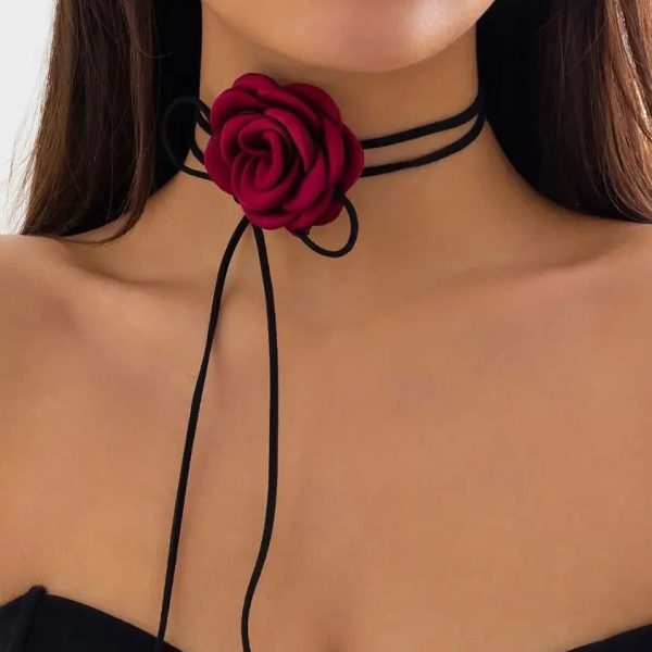 collier en satin fleur rose