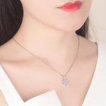 collier épuré avec motif fleur