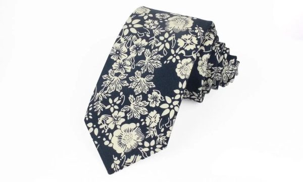 Cravate A Fleurs Bleu Marine