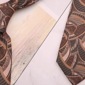 cravate brun fleurie