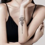 design tatouage fleur de naissance