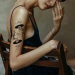 détail tatouage fleur de naissance