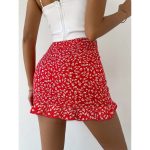 jupe rouge à motif floral