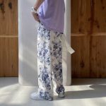 pantalon à motif fleuri abstrait