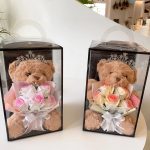 peluche ourson avec bouquet de roses